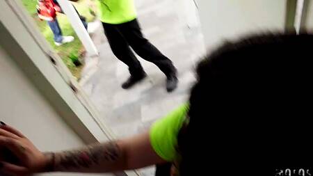 Кузина в очках рвет лосины и трахается с парнем