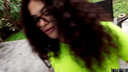 Кузина в очках рвет лосины и трахается с парнем