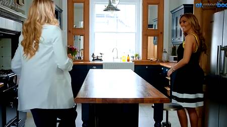 Застает пасынка за еблей с подругой в ванне и присоединяется