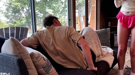 Сводная сестра в шапке хочет на член братика