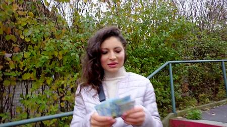 Ебет красотку за деньги в парке и приводит её к себе домой