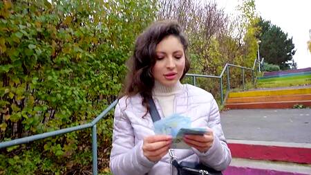 Ебет красотку за деньги в парке и приводит её к себе домой