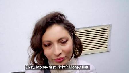 Ебет красотку за деньги в парке и приводит её к себе домой