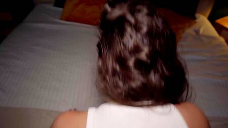 Ебет красотку за деньги в парке и приводит её к себе домой