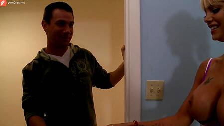 Грудастой блондинке захотелось ебли и она позвала к себе друга