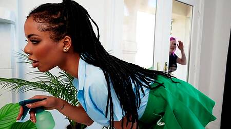 Связали мужика и соблазнили на жесткий секс втроем