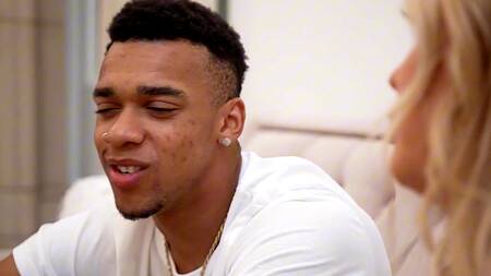 Не только кремом смазывает сиськи милфы, но и спермой