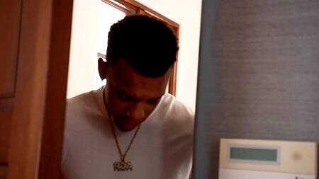 Не только кремом смазывает сиськи милфы, но и спермой