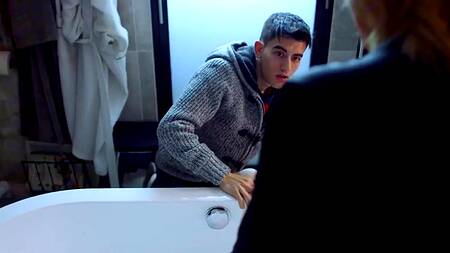 Хотел подзаработать уборкой, но трахнул горячую милфу