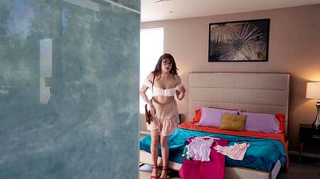 Рыжая милашка в очках ебется с черным парнем подруги