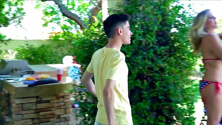 За внимание парня конкурируют три зрелые красотки