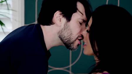 Зашел в гости к соседке и жарко её поимел в бритую пизду