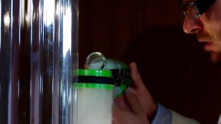 Ученые в лаборатории находят время и для секса