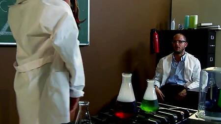 Ученые в лаборатории находят время и для секса