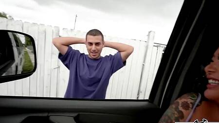 Татуированная азиатка ездит по району и соблазняет парней на секс