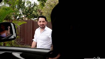 Татуированная азиатка ездит по району и соблазняет парней на секс