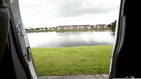 Татуированная азиатка ездит по району и соблазняет парней на секс