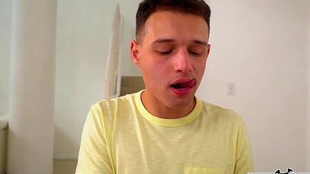 Присоединяется к зрелой училке в душе и жарко её трахает