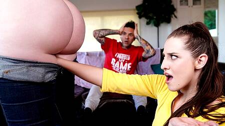 Рука девки застревает в пизде подруги и это приводит к ЖМЖ