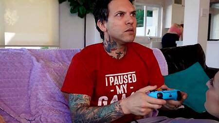 Рука девки застревает в пизде подруги и это приводит к ЖМЖ