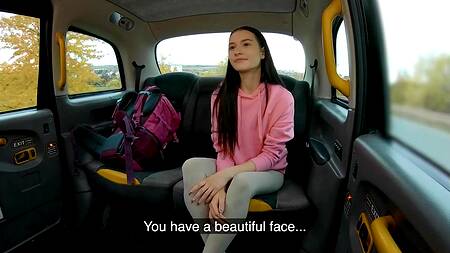 Миленькая худышка соблазняет таксиста на еблю