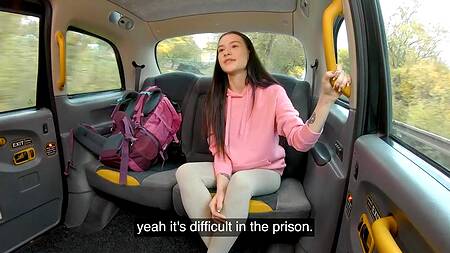 Миленькая худышка соблазняет таксиста на еблю