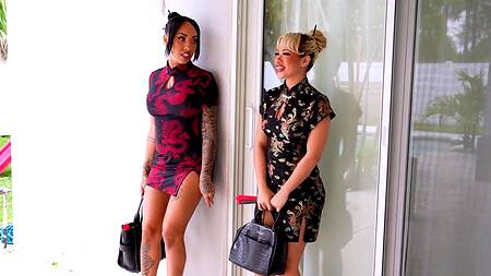 Застрявшие в окне подруги согласны на ЖМЖ