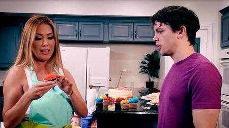 У парня есть кое-что повкуснее кексов - стоячий член под со сливками