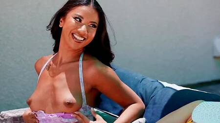 Красивая подруга предлагает уединиться и трахнуться