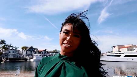 Прокатил красивую азиатку не только на машине, но и на члене