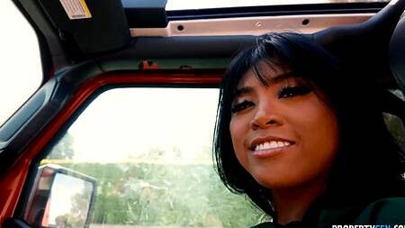 Прокатил красивую азиатку не только на машине, но и на члене