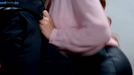 Встреча с подругой закончилась сексом с официантом