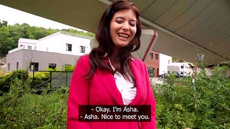 Мужик предлагает большие деньги, девка согласна на еблю на улице