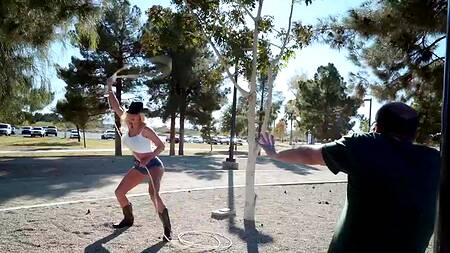 Шикарная ковбойша захомутала мужика и ебется