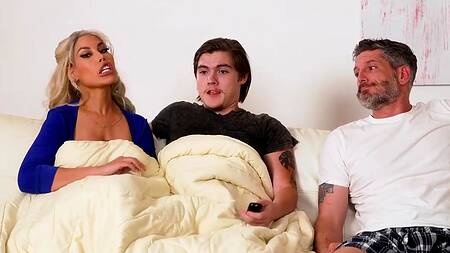 Мужу приходится разрешить жене ебаться с пасынком