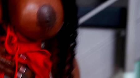 Черная домработница застала девку за дрочкой и выебала её