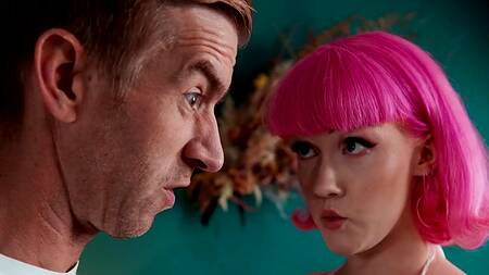 Блондинка увидела как подруга сосет и тоже захотела на член