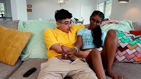 Пацан не отказывает красивой мамке девушке индианки