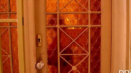 Две сожительницы склоняют сантехника к ЖМЖ