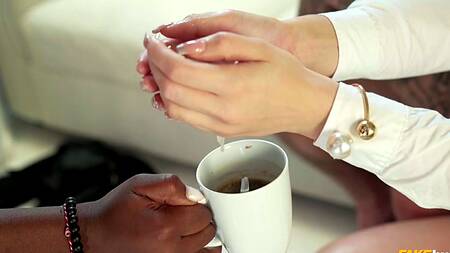 Операторы колл центра занимаются групповым сексом в рабочее время