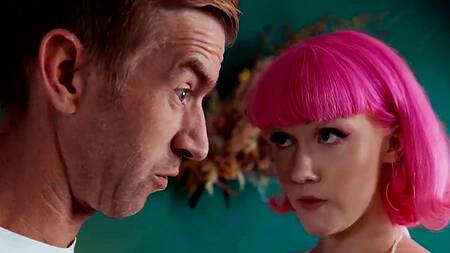 Красотка с розовыми волосами хочет ебаться с другом и блондинкой