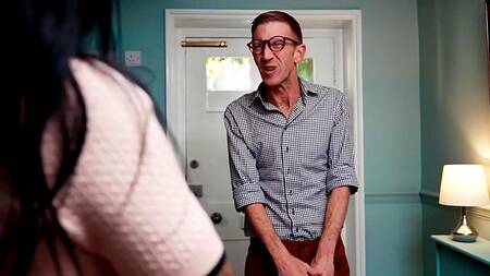 Милфа поселила у себя в доме парня с большим членом