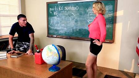 Заигрывания со студентом приводят к жаркой ебле