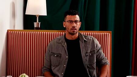 Негр в ресторане трахает рыжую подружку и официантку