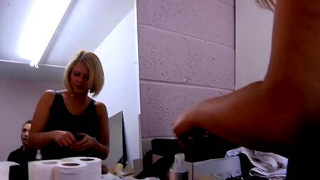 Порнозвезда сперва фоткается, а потом трахается