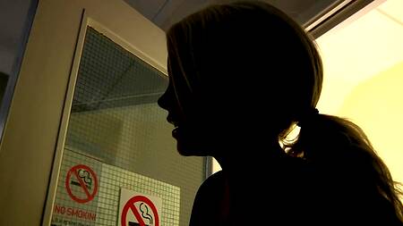 Порнозвезда сперва фоткается, а потом трахается