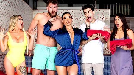 Красотка в сауне соблазняет на МЖМ женатого мужика и холостого