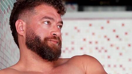 Красотка в сауне соблазняет на МЖМ женатого мужика и холостого