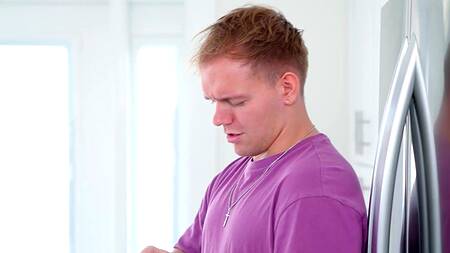 У парня слишком горячая мачеха, которая предлагает секс