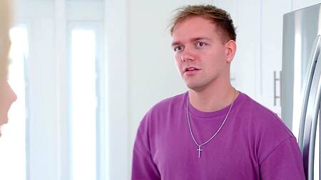 У парня слишком горячая мачеха, которая предлагает секс